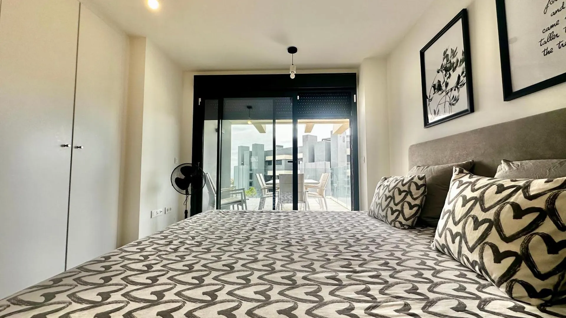 Oasis 325, Эстепона