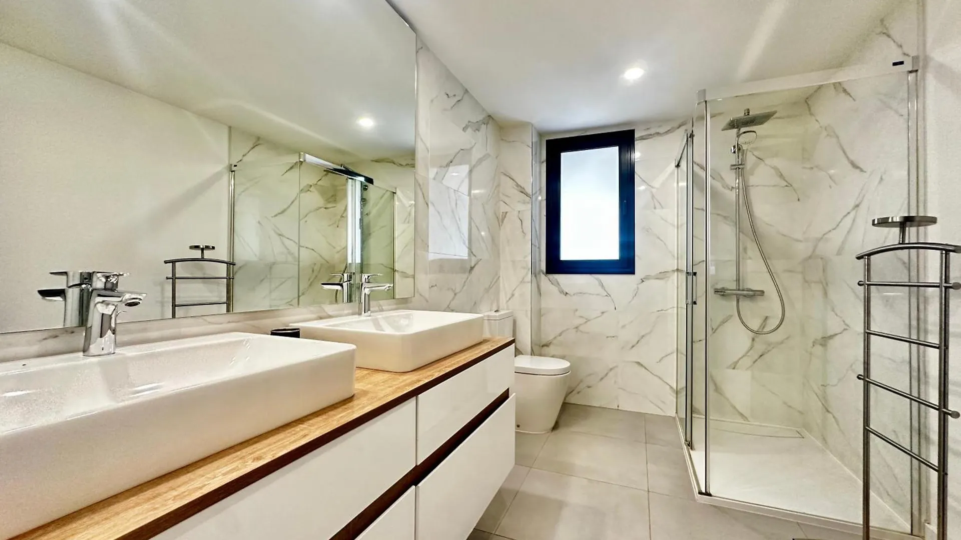 Oasis 325, Эстепона
