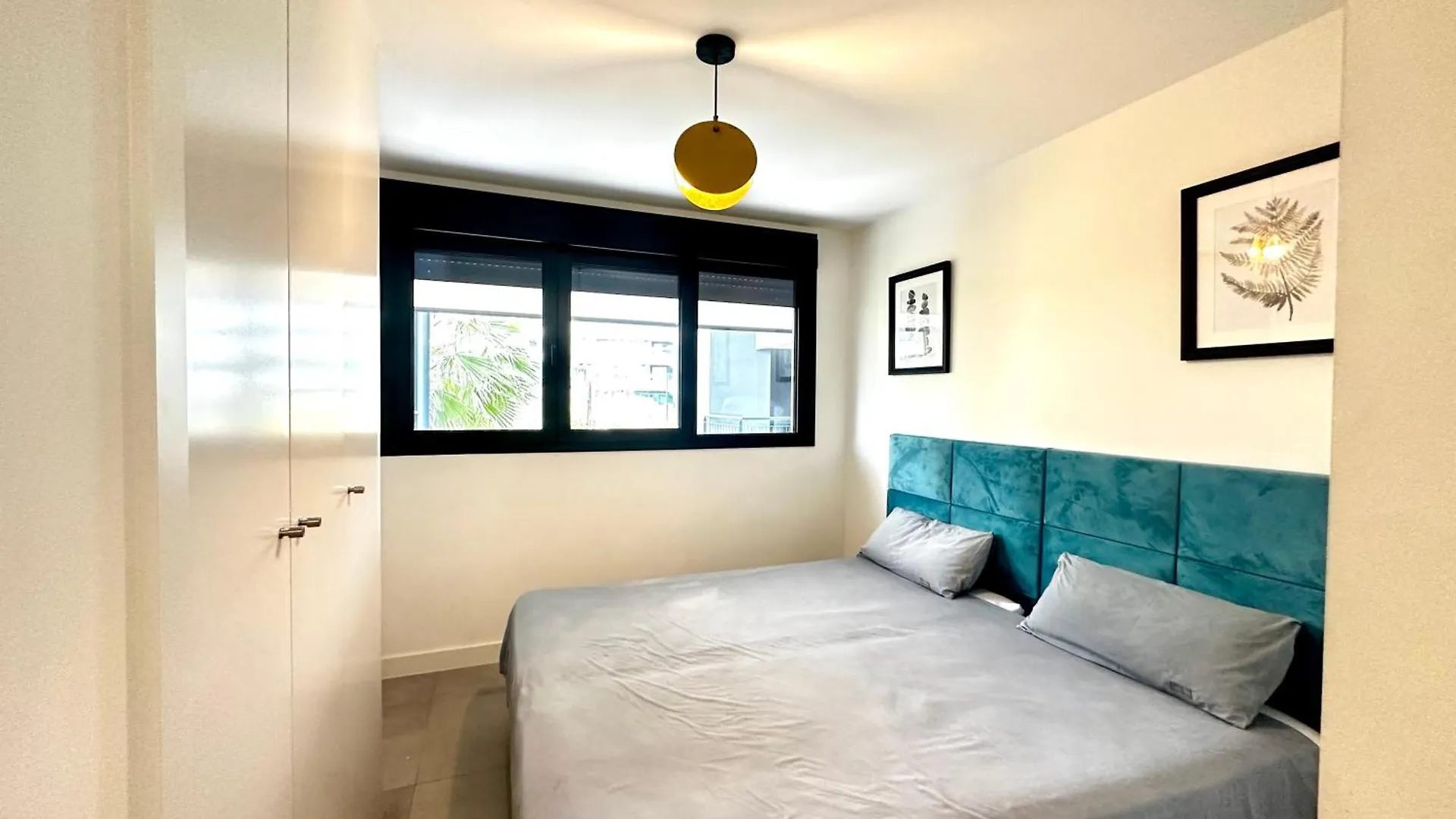 Oasis 325, Эстепона
