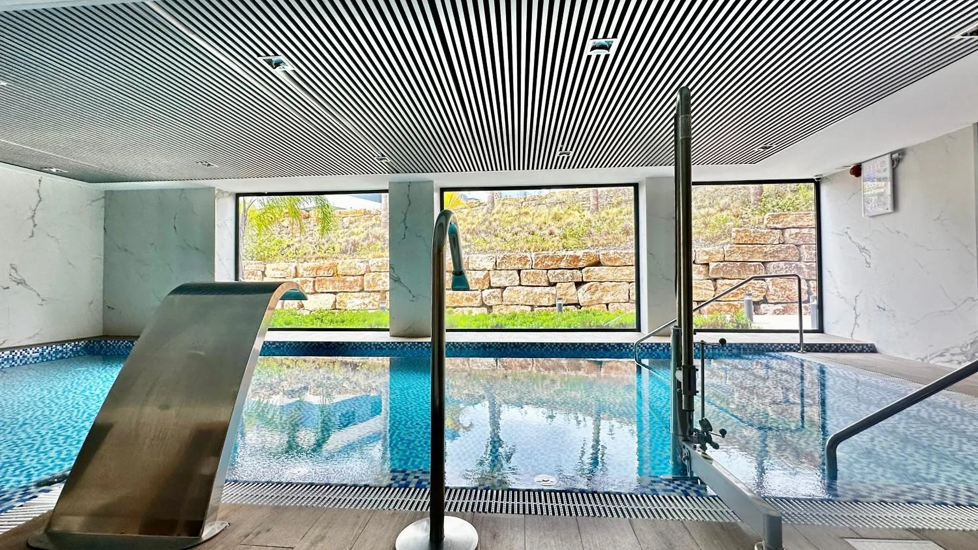 Oasis 325, 에스테포나 아파트