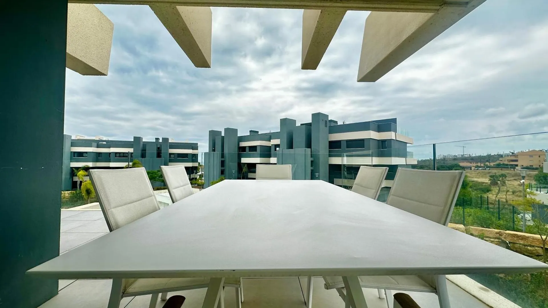 Oasis 325, Эстепона